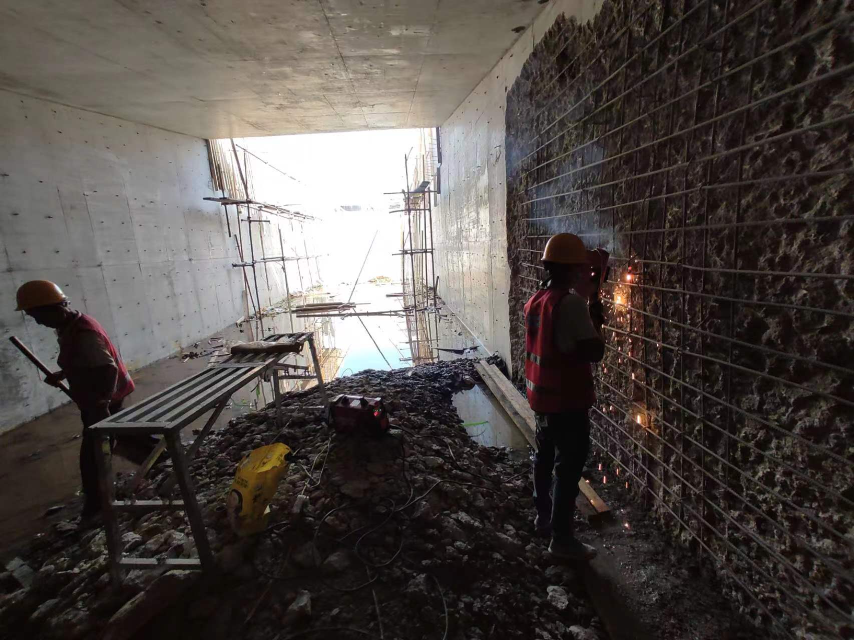 宾县挖断承重墙导致楼体开裂，加固施工方案出炉